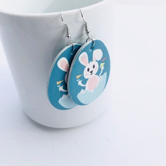 Faux leather tear drop dangle fashion earrings - Picture 1 of 3